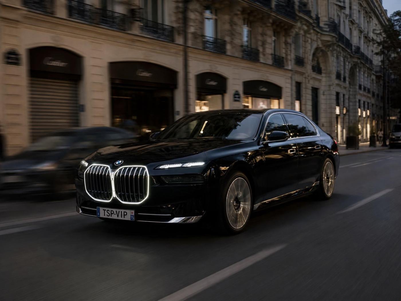 Limusina BMW i7 de nueva generación de TSPVIP circulando por París